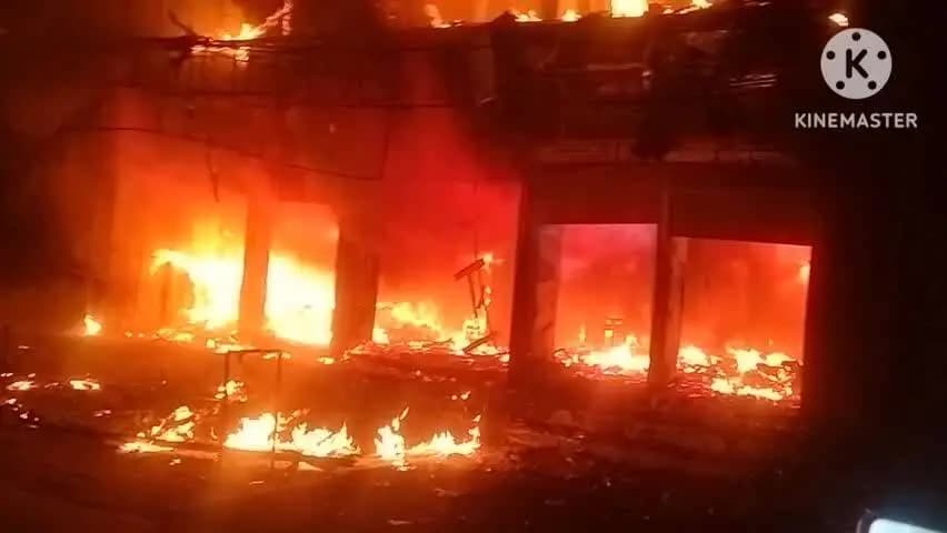 पकरीबरावां: पकरीबरावां में भीषण आगलगी से करोड़ों की संपत्ति जलकर खाक, एक घंटे बाद फायर बिग्रेड की टीम ने आग पर काबू पाने का प्रयास किया