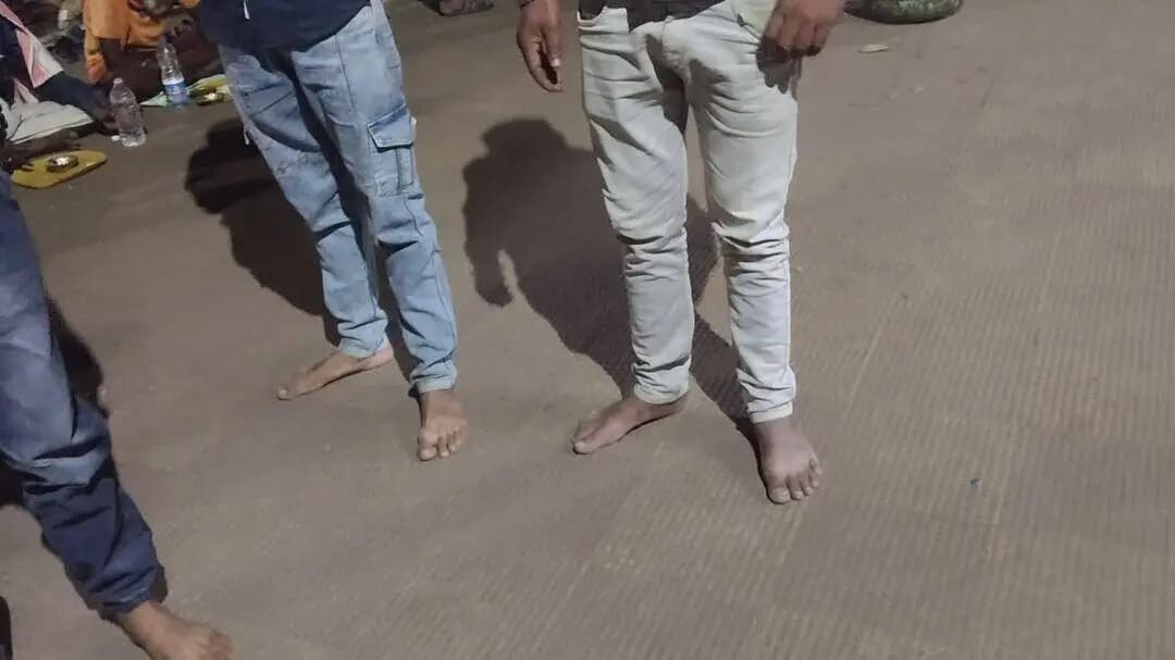 सोहागपुर: ग्राम ईशरपुर निवासी सुरेश गोस्वामी द्वारा माताजी स्व.मोती बाई गोस्वामी की १३वीं पर गरीबों को भी कराए गए भोजन।