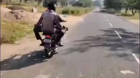 पेण्ड्रा रोड गौरेला: बाइक पर बैठे गंभीर बीमार व्यक्ति और बीच में रखा ऑक्सीजन सिलेंडर, बिजली की समस्या से मरीज हुआ परेशान