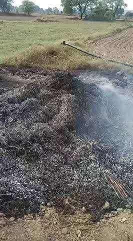 गांव सिंगा तहसील खैरागढ़ ब्लॉक जगनेर जिला आगरा खेत मेंखेत में आग लगी