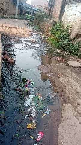 ye sadak kai mahinon se kharab aur gadde hai jisme nali ka pani bhar jata hai isse gaw balo aur do pahiya vahan balo ko