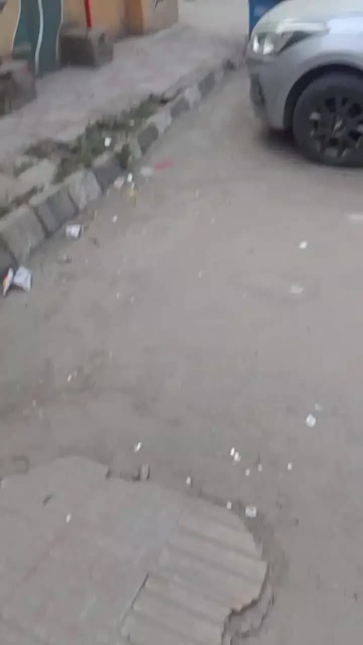 नमस्कार दोस्तों यह एमसीडी ऑफिस के सामने का शौचालय का हाल महिला ना पुरुष कोई शौचालय जा सकता है इतनी दुर्गंध ना सफाई ना