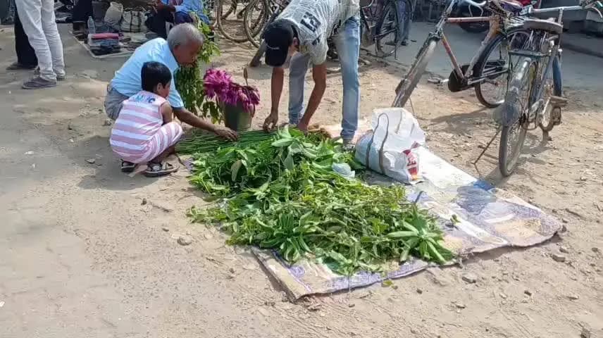 হোজাই: আজি ঐশ্বৰ্য আৰু বিভূতিৰ অধিষ্ঠাত্ৰী শ্ৰীশ্ৰী লক্ষ্মী দেৱীৰ পূজা,বজাৰে বজাৰে গ্ৰাহকৰ ভিৰ