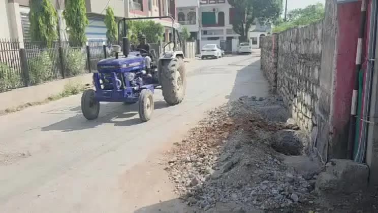 झालरापाटन: झालावाड़ में जेवीवीएनएल ने गड्ढे खोदकर छोड़े, आधा दर्जन कॉलोनी के लोग परेशान, दी आंदोलन की चेतावनी