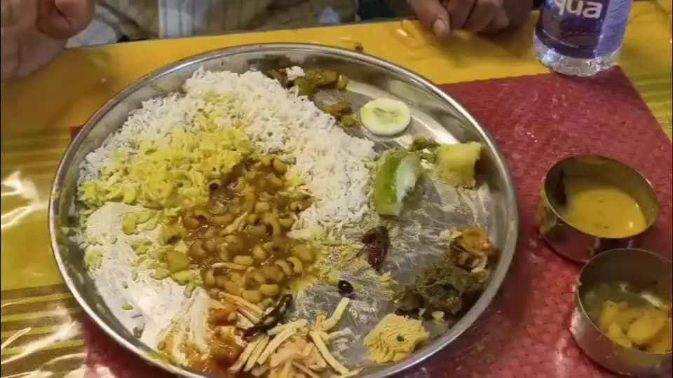 নগাঁও: ▶নগাঁৱৰ আহাৰ হোটেলত ভাতৰ থালিত ওলাল পইতাচোৰা
▶এই ঘটনাক কেন্দ্ৰ কৰি তীব্ৰ বাক যুদ্ধ গ্ৰাহক আৰু মালিক পক্ষৰ মাজত