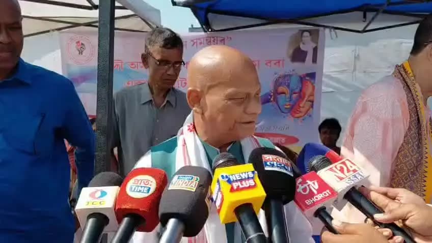 মৰিগাঁও: স্কল খেলপথাৰত লোক প্ৰাণ মতিৰাম বৰা একাংক নাট প্ৰতিযোগিতাৰ লাইখুটা স্থাপন উপস্থিত বিধায়ক
