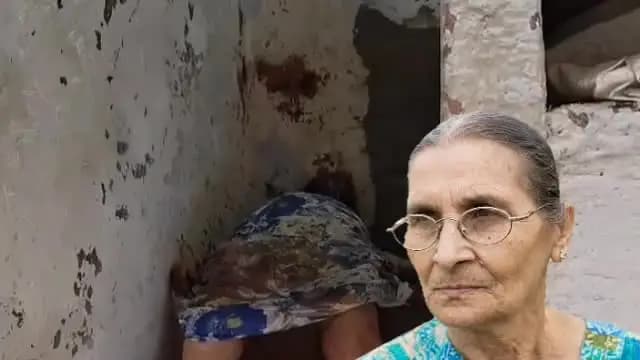 मथुरा: मथुरा में सोने के गहनों की लूटपाट कर 85 वर्षीय बुजुर्ग महिला की निर्मम हत्या, घर की सीढ़ियों पर मिली खून से लथपथ लाश