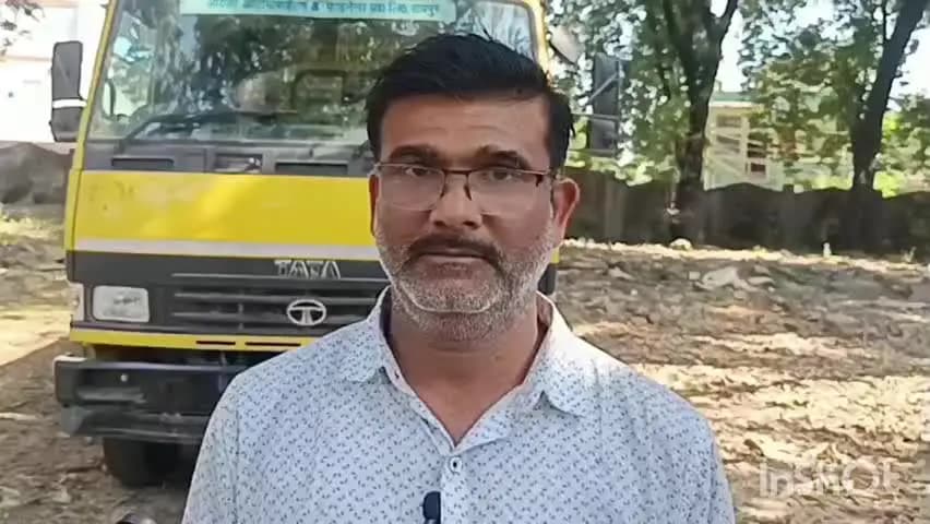 अंबिकापुर: अंबिकापुर कलेक्टर SP कार्यालय में खनिज विभाग द्वारा जप्त किए गए टीपर वाहन से बैटरी की चोरी की जानकारी देते वाहन मालिक