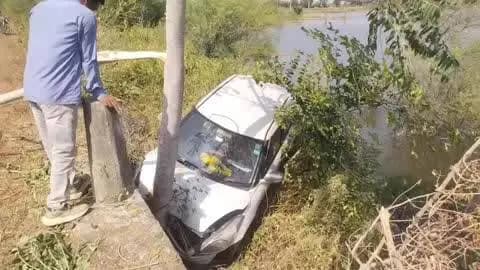 सुनेल: बेकाबू होकर कार नाले की पुलिया से नीचे गिरी, चालक बाल-बाल बचा