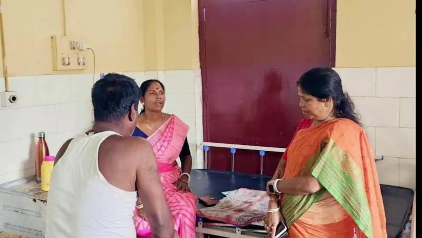 কমলপুর: কমলপুর হাসপাতালে বিজেপি দলের এক কর্মী চিকিৎসাধীন ওনাকে দেখতে যান বিধায়িকা
