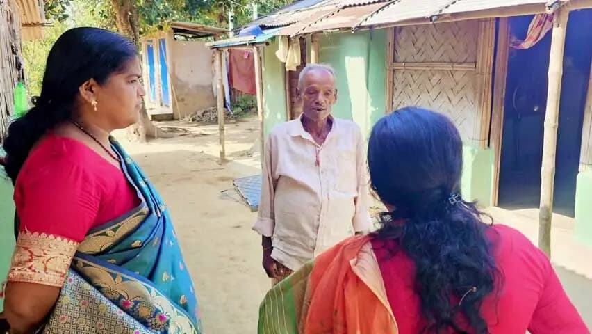 কমলপুর: সুরমা এলাকার এক ব্যক্তি অসুস্থতায় ভুগছেন উনাকে দেখতে যান এলাকার বিধায়ক