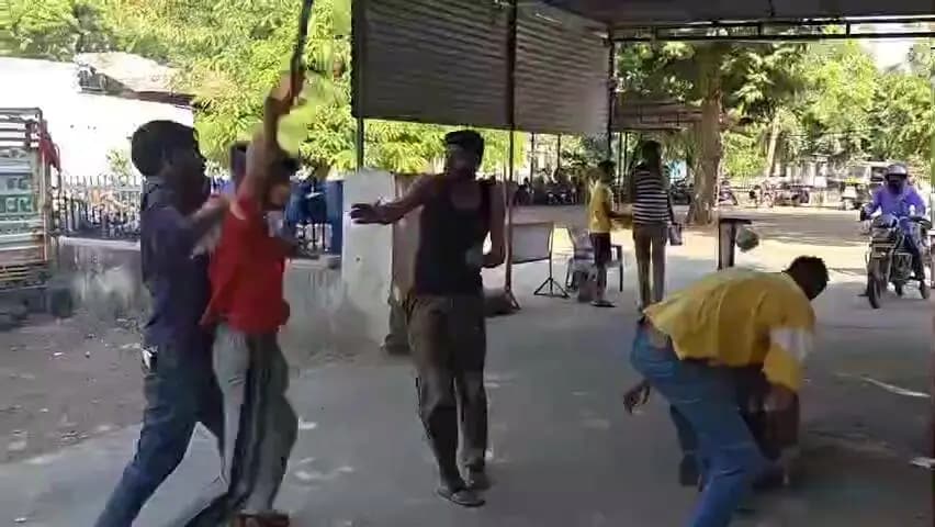 लाडपुरा: कोटा के एमबीएस हॉस्पिटल परिसर में युवकों ने पार्किंग स्टाफ पर किया हमला, लाठी-डंडे चले, CCTV फुटेज भी आया सामने
