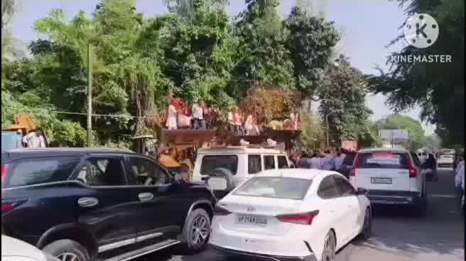 इटावा: सदर इलाके में आयोजित कार्यक्रम में पहुंचे पूर्व सांसद बृजभूषण, बुलडोजर से फूल बरसाकर किया गया स्वागत