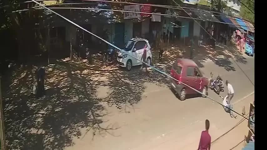 लोहरदगा: लोहरदगा में कार ने साइकिल और बाइक सवार को जोरदार टक्कर मारी, चालक फरार, घटना CCTV में कैद