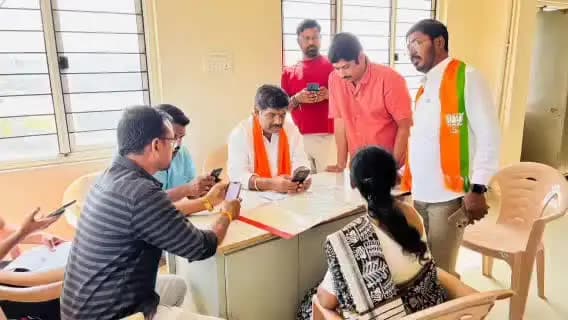 ఇబ్రహీంపట్నం: హయత్ నగర్ లో ఎమ్మెల్సీ పట్టభద్రుల ఓటర్ ఎన్రోల్మెంట్ కార్యక్రమంలో పాల్గొన్న మాజీ కార్పొరేటర్ కళ్లెం నవజీవన్ రెడ్డి