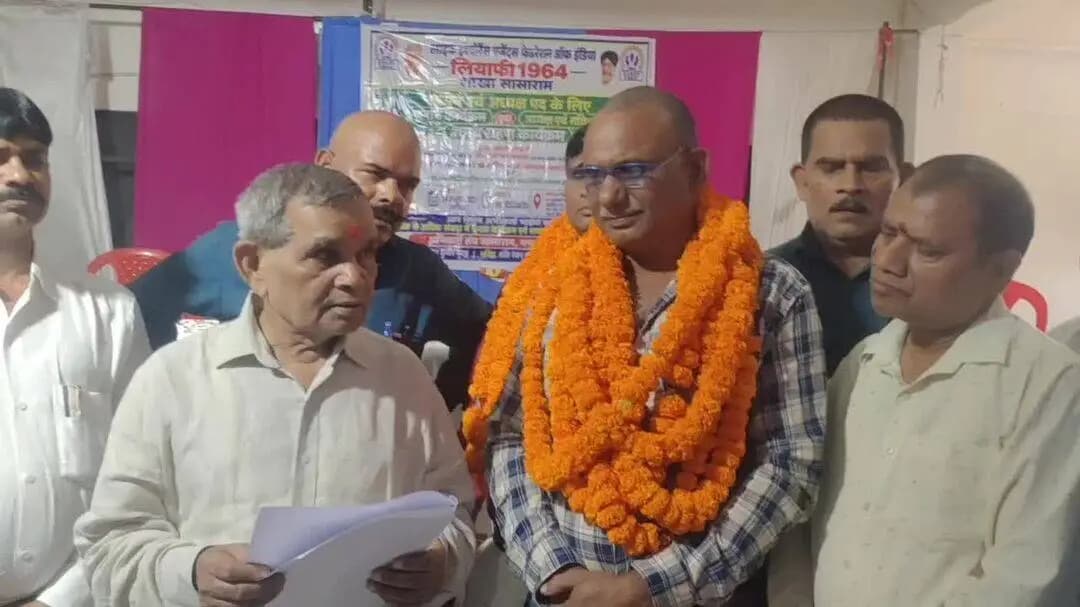 सासाराम भारतीय जीवन बीमा अभिकर्ता संघ लियाफी 1964 के राजकुमार सचिव एवं भभुआ के राजेश सिंह अध्यक्ष पद का लिए सपथ