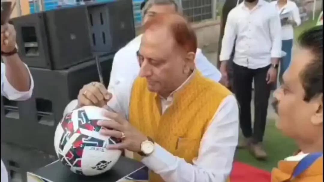 यमुना विहार: मेयर प्रवेश वाही ने अंबेडकर स्टेडियम में मिली फुटबॉल लीग का उद्घाटन किया