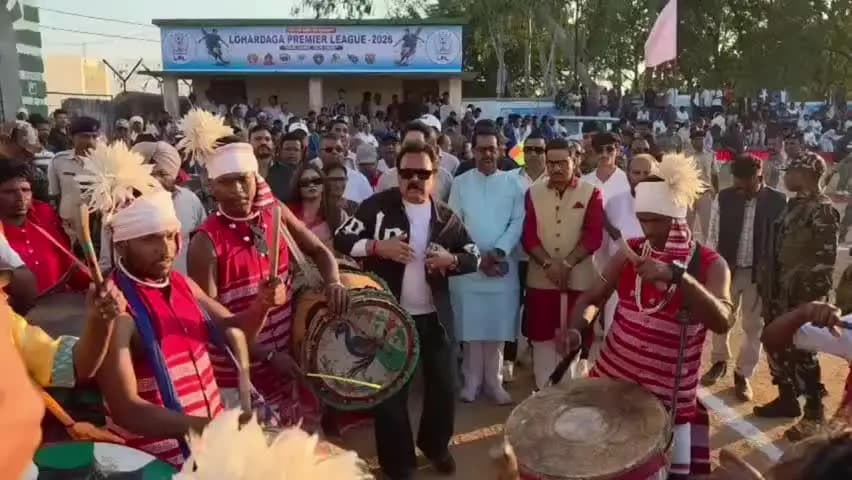 लोहरदगा: लोहरदगा प्रीमियर लीग फुटबॉल टूर्नामेंट का आगाज, सांसद सुखदेव भगत ने कबूतर उड़ाकर किया उद्घाटन, 8 टीमें शामिल