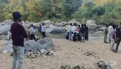 हेरहंज: डाटम-पातम जलप्रपात में नहाने के दौरान दो युवक डूबे, गोताखोरों द्वारा तलाश जारी