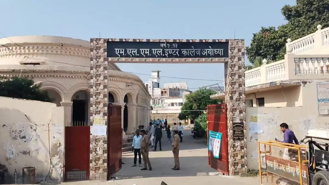 पीईटी परीक्षा आज संपन्न हुई मनोहर लाल इंटर कॉलेज रकाबगंज विद्यार्थी परीक्षा देकर वापस लौट रहे थे, सुरक्षा चाक चौबंद रही,