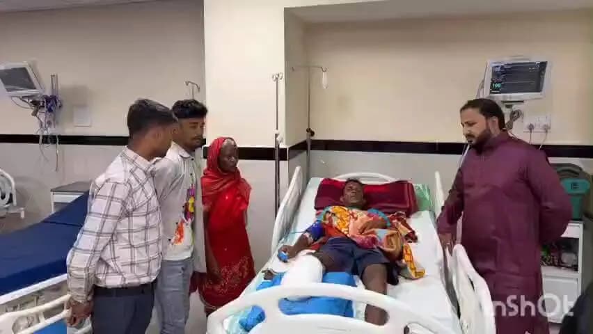 बास्तानार: भीतर रैनी में घायल बंधु सुखराम से मिलने अस्पताल पहुंचे कमलचंद्र भंजदेव, बस्तर राजपरिवार के सदस्य ने जाना हालचाल
