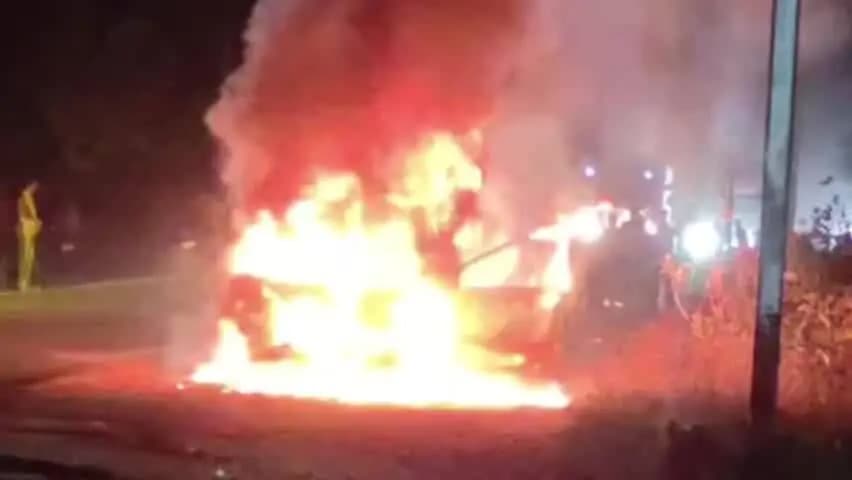 छतरपुर: ग्राम ढडारी में चलती कार में लगी भीषण आग, परिवार समय रहते बाहर निकला, कार जलकर खाक