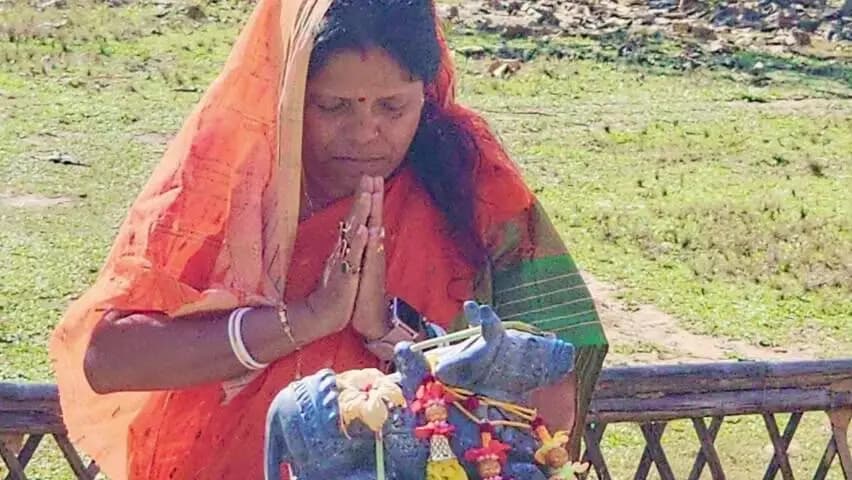 কমলপুর: সুরমা এলাকার একটি শিব মন্দিরে পূজা দেন এলাকার বিধায়িকা