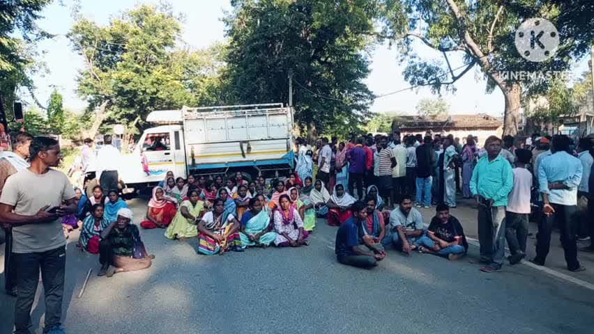 घाघरा: घाघरा चाहत होटल के पास सड़क दुर्घटना में मृत युवकों के परिजनों ने किया जाम, देर रात आश्वासन के बाद हटा