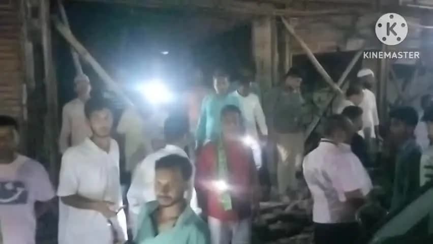 पकरीबरावां: अगलगी की घटना के शिकार पीड़ित मॉल संचालक से मिले अशोक महतो और पूर्व विधायक प्रदीप महतो