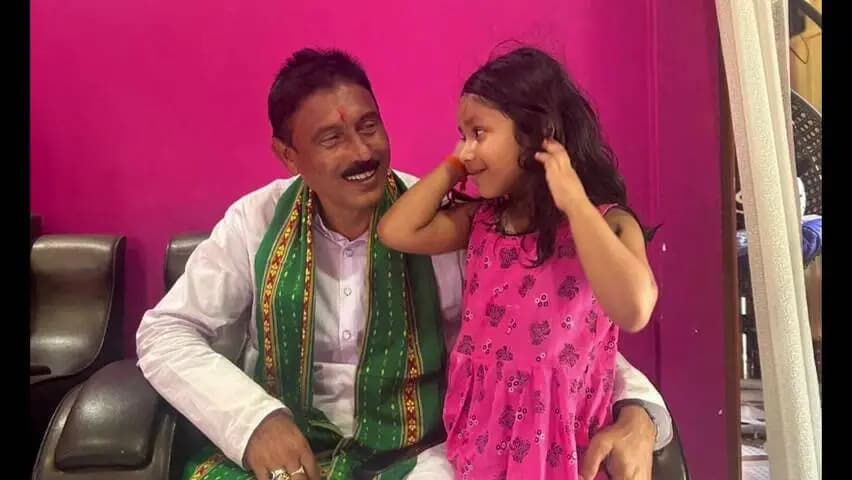 ধর্মনগর: ধর্মনগর এলাকার একটি বাড়িতে সৌজন্যমূলক সাক্ষাৎ করতে যান এলাকার বিধায়ক