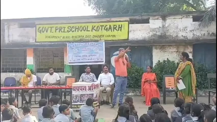 अकलतरा: कोटगढ़ गांव के शासकीय प्राथमिक शाला में मिट्टी के दीयों के अधिक उपयोग एवं स्थानीय बाजार को बढ़ावा देने का कार्यक्रम