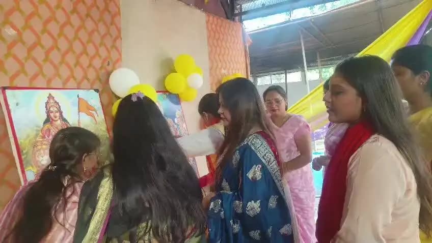 दुर्गाष्टमी पर मातृशक्ति एवं दुर्गा वाहिनी ने किया शस्त्र पूजन, नारी शक्ति का दिखा उत्साह
उरई में विश्व हिंदू परिषद के