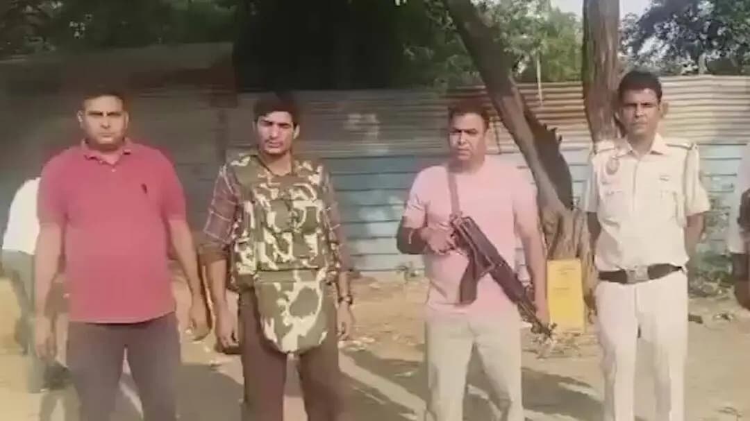 मैदानगढ़ी में एनकाउंटर: एक लाख का इनामी बदमाश पैर में गोली लगने से घायल, पुलिस ने दबोचा