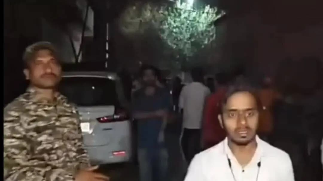 यमुना विहार: हर्ष विहार में पुरानी इमारत का हिस्सा ढहने से पिता-पुत्र की मौत, रातभर चला बचाव अभियान