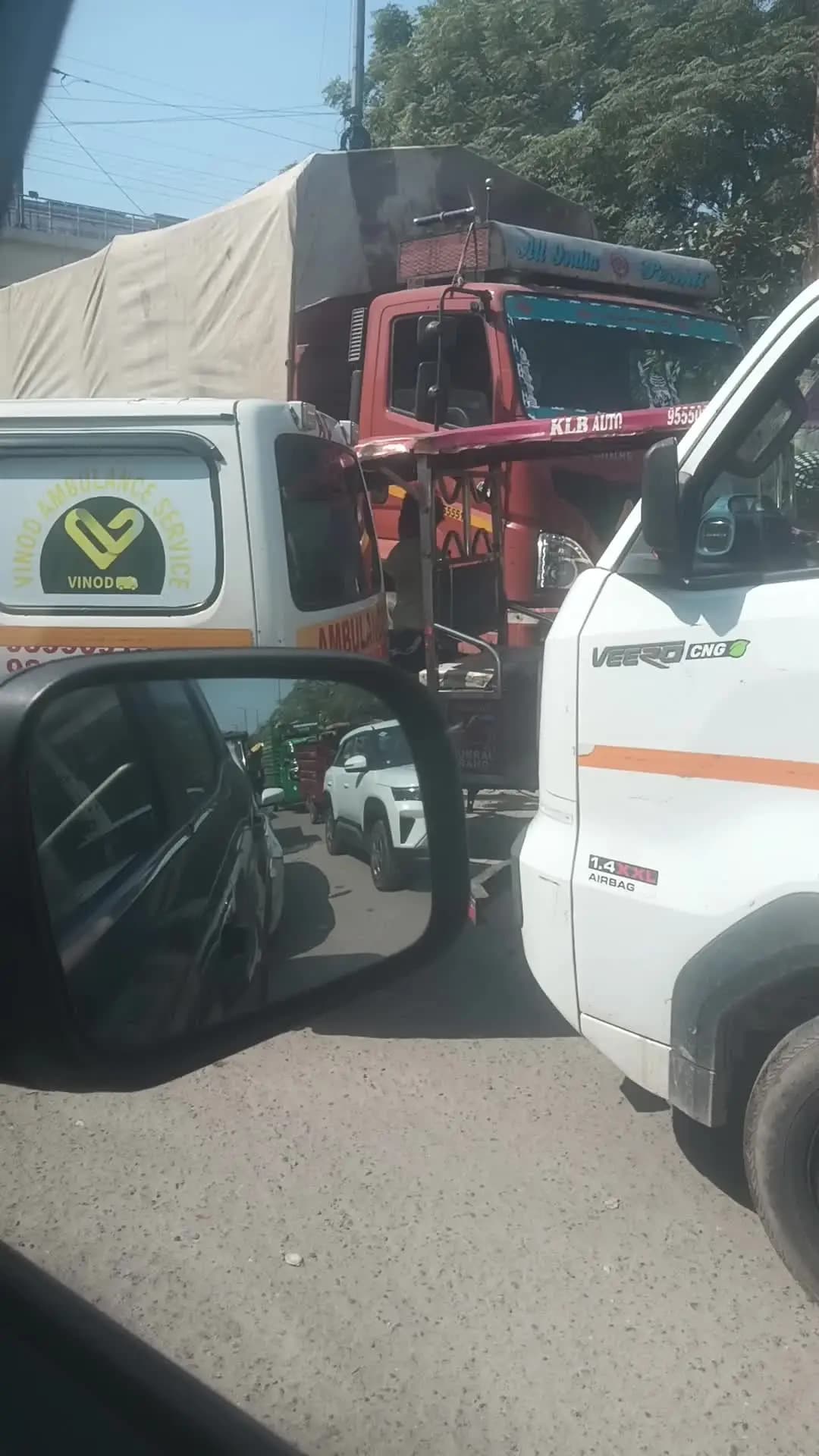 aaj 11:40 k ass pass ka traffic mandi samne jo new cut khola h jo mool chand adarsh Nagar k liye h pura block ambulance