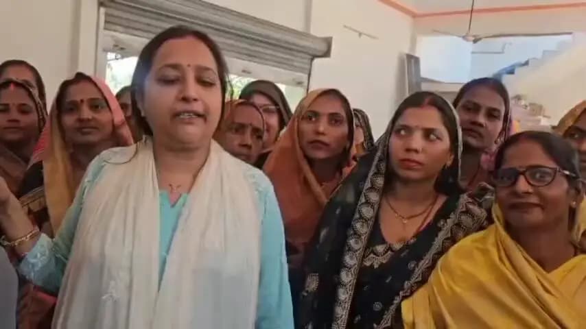 बांसडीह: मैरिटार स्थित विधायक केतकी सिंह के आवास पर समूह सखियों ने विभिन्न मांगों को लेकर लगाई गुहार
