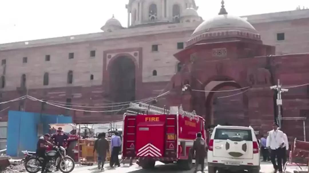 दिल्ली के नॉर्थ ब्लॉक में धुआं उठने से हड़कंप, मौके पर पहुंचीं छह दमकल गाड़ियां, कोई हताहत नहीं
