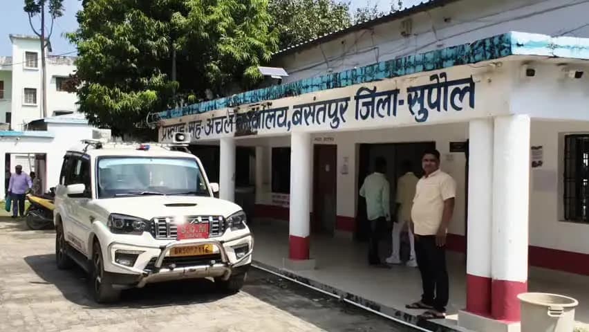 बसंतपुर: वीरपुर एसडीएम विनय कुमार ने बसंतपुर प्रखंड, अंचल और मनरेगा कार्यालय का औचक निरीक्षण किया, अधिकांश कर्मी अनुपस्थित मिले