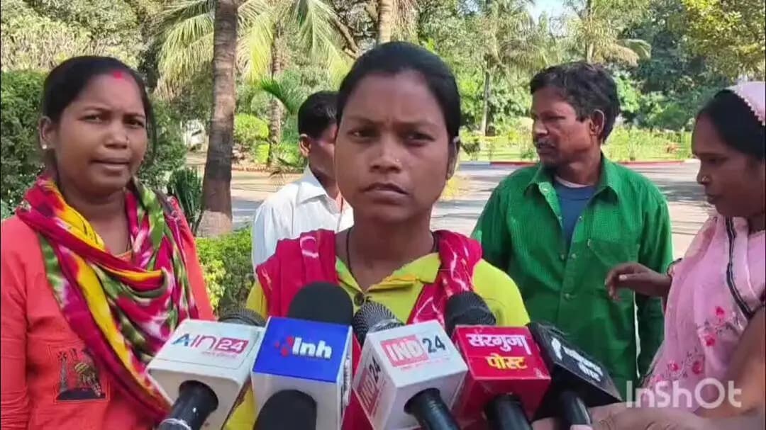 अंबिकापुर: सरगुजा जिले के अंबिकापुर शहर में मारपीट के मामले को लेकर महिला सरिता ने सरगुजा आईजी से दी जानकारी