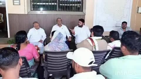 बेमेतरा: बेमेतरा घड़ी चौक स्थित पूर्व विधायक के कार्यालय में कांग्रेसियों की बैठक संपन्न, पूर्व मंत्रीगण रहे मौजूद