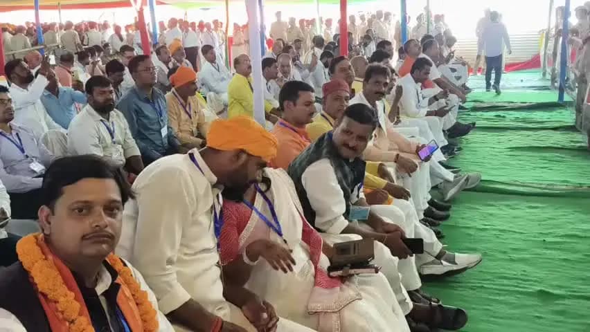 मोहनिया: चातुर्मास महायज्ञ में संतों का आशीर्वाद लेने और मुख्यमंत्री को सुनने मोहनिया से पहुंचे लोग, CM ने मंच से विपक्ष पर बोला हमला