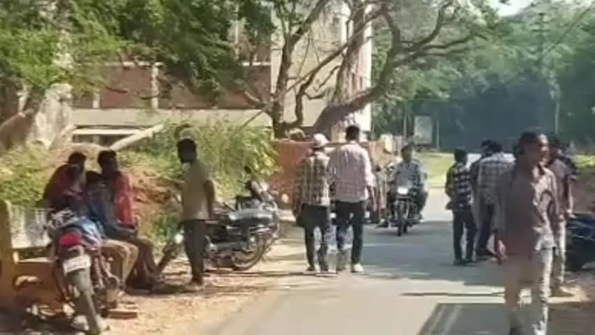 झांसी: माँ के सामने बेटे ने लगाई फांसी, खिड़की से चिल्लाती रही माँ, फंदे पर झूल गया अमन