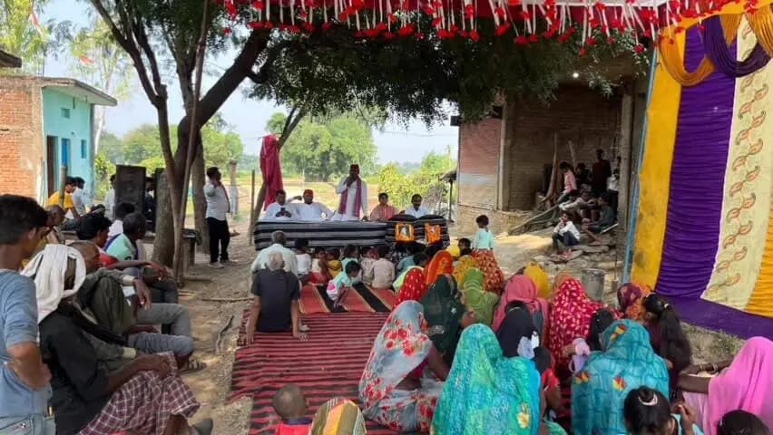 नरैनी: परसहर गांव में महर्षि वाल्मीकि जयंती मनाई गई, चित्र पर पुष्प अर्पित कर उनके आदर्शों पर चलने की अपील की गई