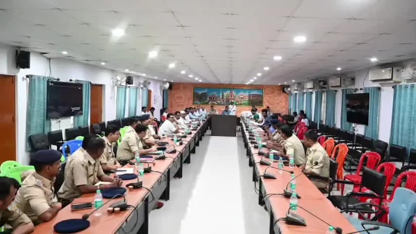 साहिबगंज: सड़क सुरक्षा पर उपायुक्त सख्त, अवैध पार्किंग और नशे में वाहन चलाने वालों पर होगी कार्रवाई