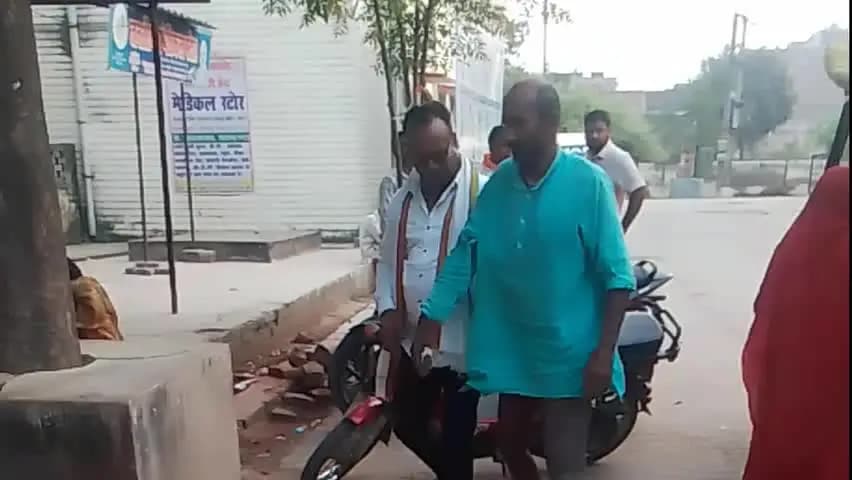 बबेरू: मरका गांव में 45 वर्षीय व्यक्ति को पागल कुत्ते ने काटा, परिजनों ने सीएचसी बबेरू में कराया भर्ती