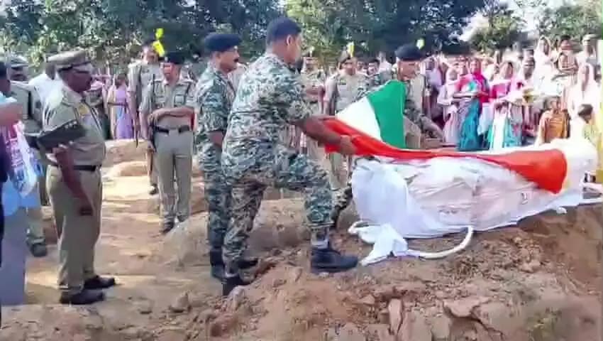 डुमरी: ड्यूटी के दौरान शहीद हुए सीटी प्रबोध तिर्की को सैन्य सम्मान के साथ दी गई अंतिम विदाई