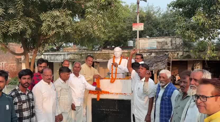 राहुल गांधी को कोर्ट से मिली राहत पर नसीराबाद में जश्न, राजीव गांधी की प्रतिमा पर किया माल्यार्पण।