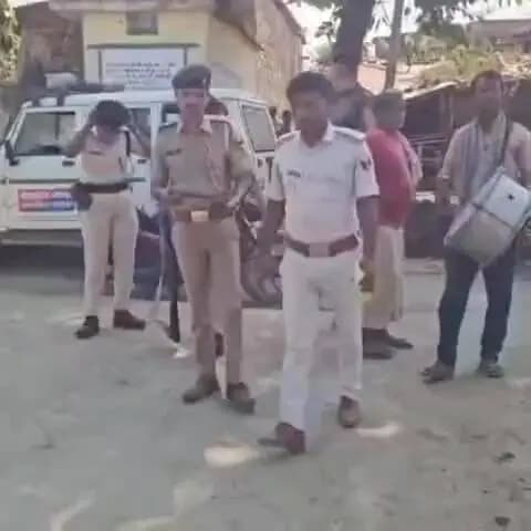 बेलदौर: बेलदौर पुलिस पर गोली चलाने के फरार अभियुक्त के घर इश्तेहार चिपकाया, आत्मसमर्पण की चेतावनी