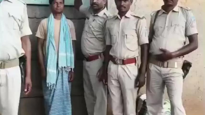 बरहेट: बरहेट पुलिस ने बोड़बांध गांव में रेल ट्रैक विस्फोट मामले के आरोपी के घर चिपकाए इश्तहार