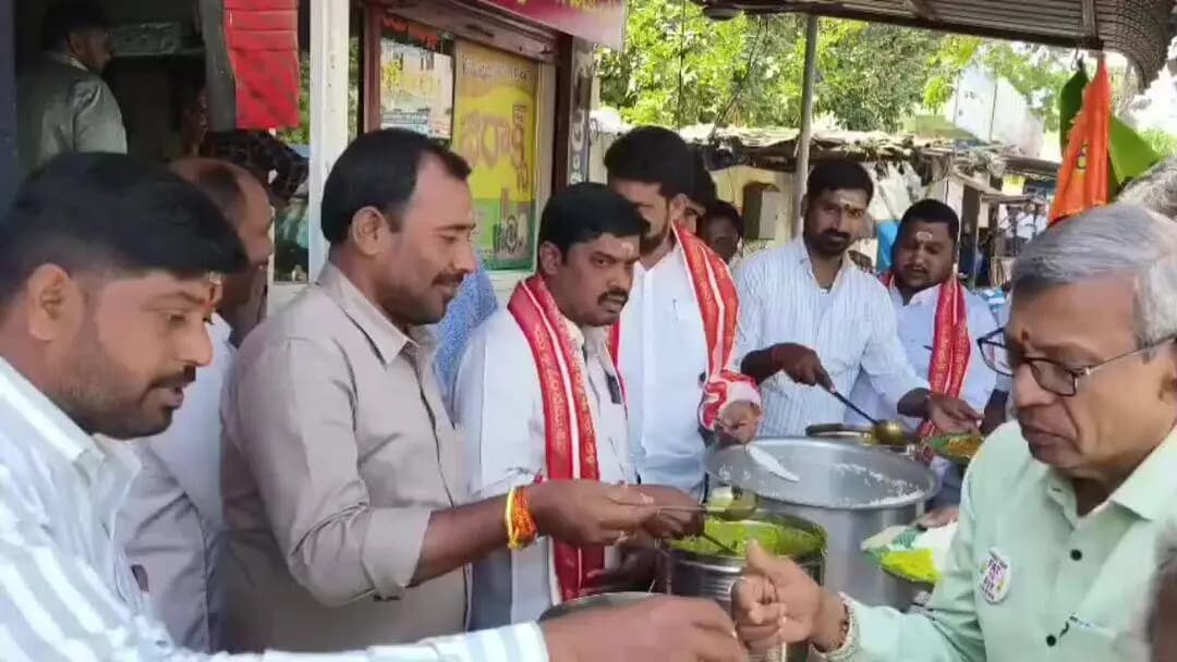 వేములవాడ: పౌర్ణమి సందర్భంగా దత్తాత్రేయస్వామివారి ఆలయంలో అన్నప్రసాద వితరణ